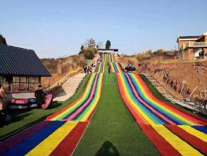 平和彩虹滑草场